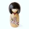 Kokeshi Sakura Sur Fond Bois Naturel