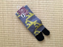 Chaussettes Tabi Vagues Jaunes Sur Fond Gris 25-28cm